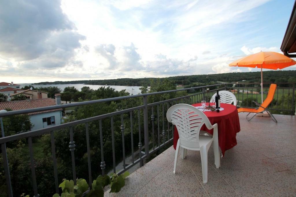 Apartment In Funtana With Seaview, Balcony, Air Condition, Wifi エクステリア 写真