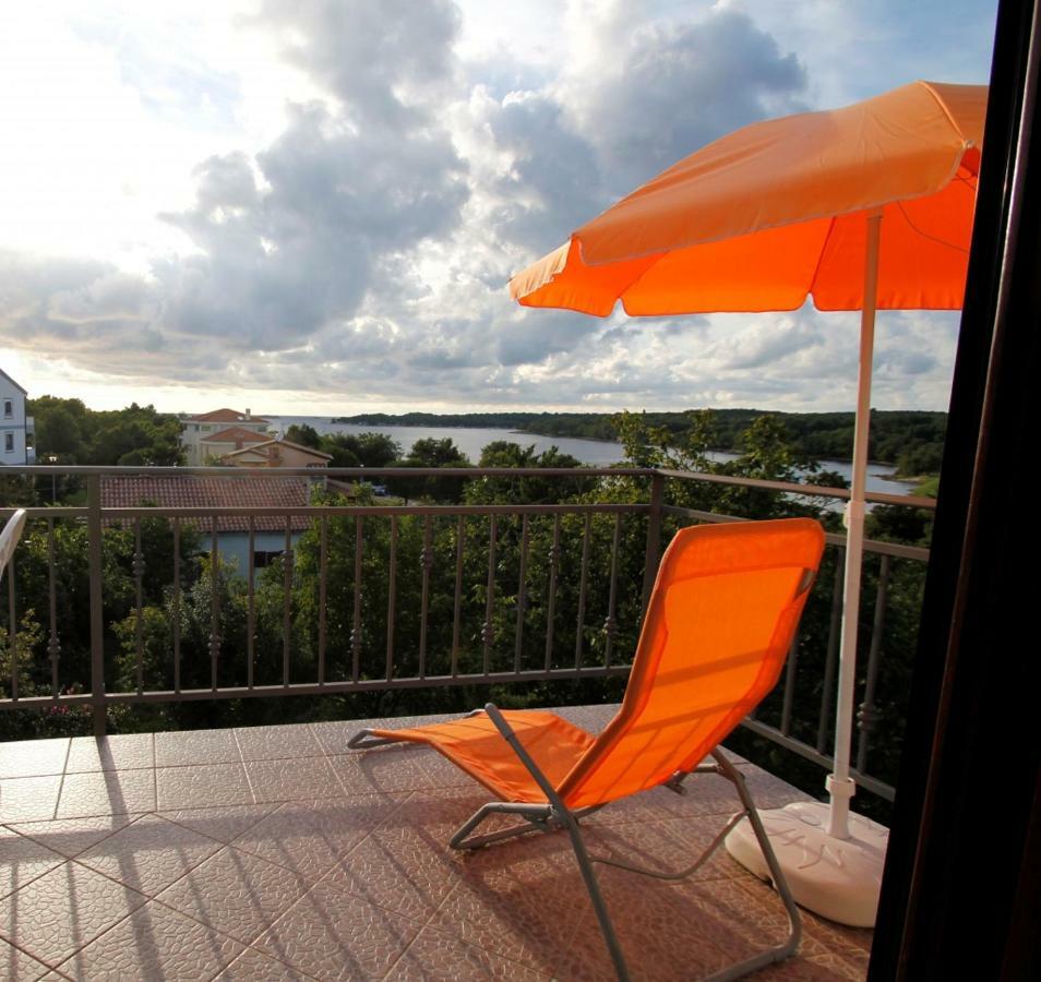 Apartment In Funtana With Seaview, Balcony, Air Condition, Wifi エクステリア 写真